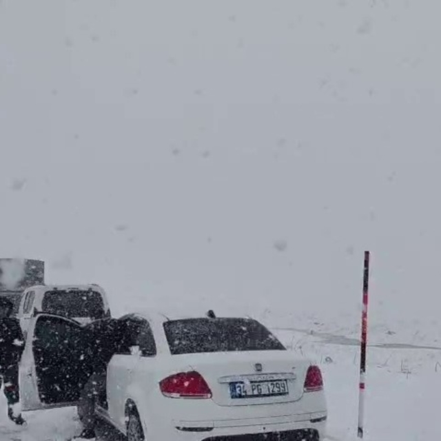 Palandöken geçidinde kar ve tipi etkili oldu