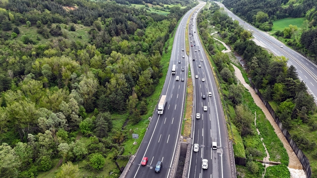 Anadolu Otoyolu'nun Bolu geçişinde bayram trafiği (2)