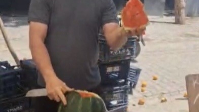 Osmaniye'de pazarcının "Vekaletli karpuz kesimi" gülümsetti
