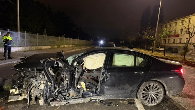 Eskişehir'de bariyere çarpan otomobilin sürücüsü yaralandı