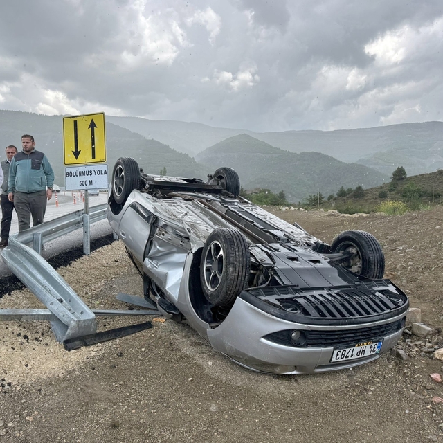 Kastamonu'da su birikintisine kapılan otomobil takla attı