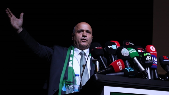 Kocaelispor'da Recep Durul yeniden başkan seçildi
Kocaelispor Başkanı Recep Durul:
"Kocaelispor kimsenin oyuncağı değil"
"Görevde ısrarla durmak doğru değil"
"Tahir başkan para veriyor, hadi gelin yapın, neredesiniz?"
"Tahir başkanı bu işlere alet etmeyin"
"Ben varken kimse Kocaelispor'u satın alamaz"
"Finansal çözüm; altyapıdan oyuncu çıkarmaktır"