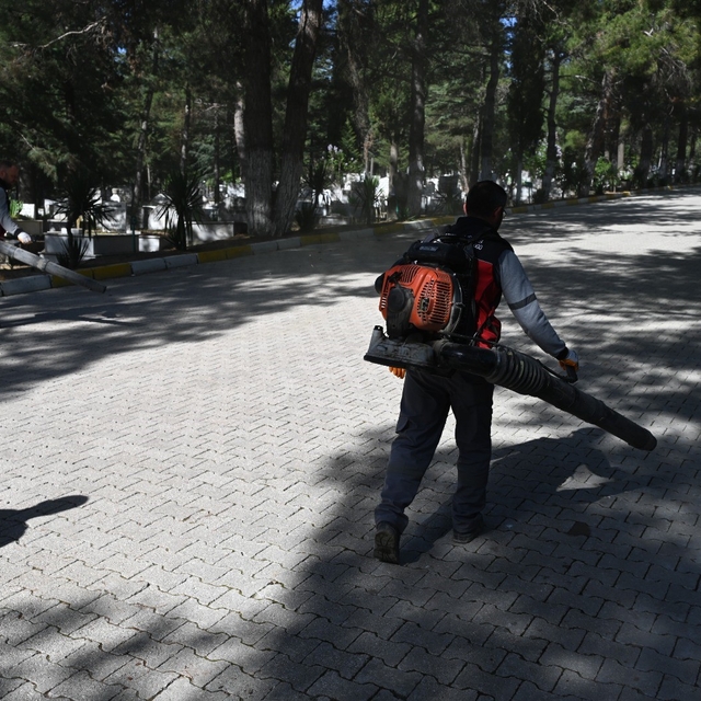 Mezarlıklar bayram ziyaretine hazır hale getirildi