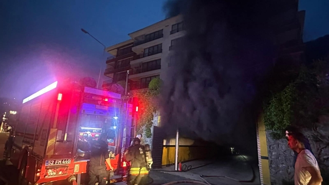 Apartmanın kapalı otoparkında çıkan yangında 3 otomobil zarar gördü