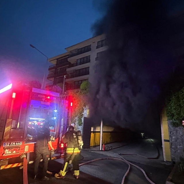 Apartmanın kapalı otoparkında çıkan yangında 3 otomobil zarar gördü