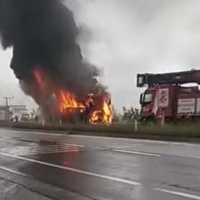 Yolcu otobüsü alev alev yandı