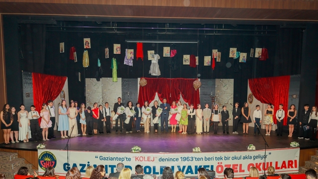GKV'li öğrencilerden dev prodüksiyon: "Lüküs Hayat" ayakta alkışlandı
