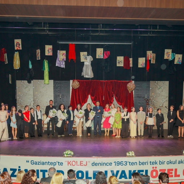 GKV'li öğrencilerden dev prodüksiyon: "Lüküs Hayat" ayakta alkışlandı