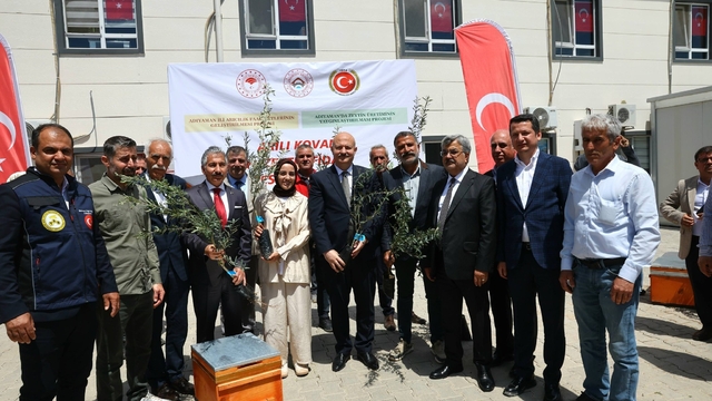 Adıyaman'da çiftçilere zeytin fidanı ve arılı kovan desteği