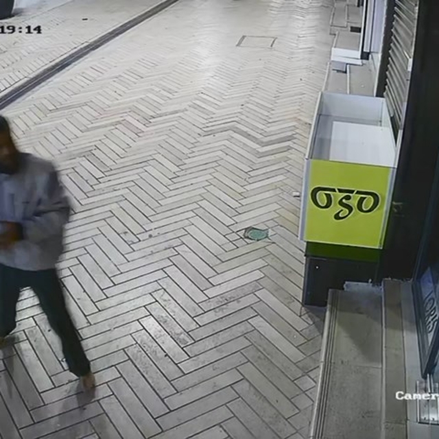 Yalın ayak dükkanın camını taşla kırdı; o anlar kamerada