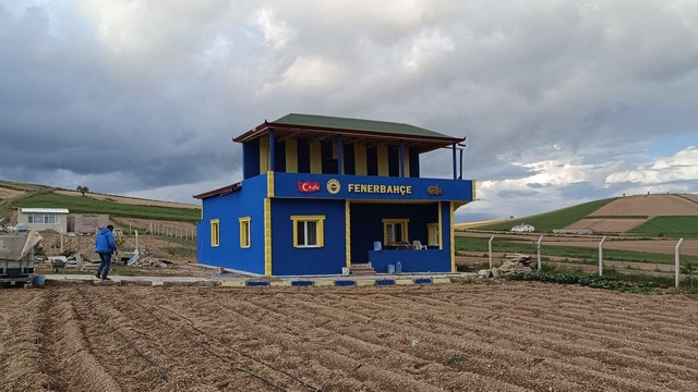 Fenerbahçe taraftarı, hayalini kurduğu evi yaptı
Galatasaray taraftarı işçiler, evin duvarını sarı laciverde boyadı