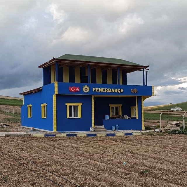 Fenerbahçe taraftarı, hayalini kurduğu evi yaptı
Galatasaray taraftarı işçi...