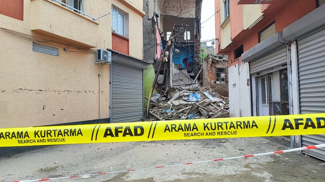 Sağanak ve deprem sonrası metruk binanın bir kısmı yıkıldı
O anlar bir iş yerinin güvenlik kamerası tarafından saniye saniye görüntülendi