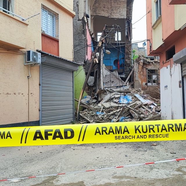 Sağanak ve deprem sonrası metruk binanın bir kısmı yıkıldı
O anlar bir iş y...