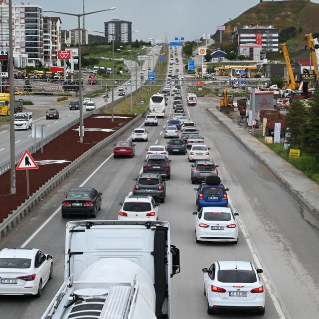 'Kilit kavşak' Kırıkkale'de, bayram trafiği yoğunluğu devam ediyor