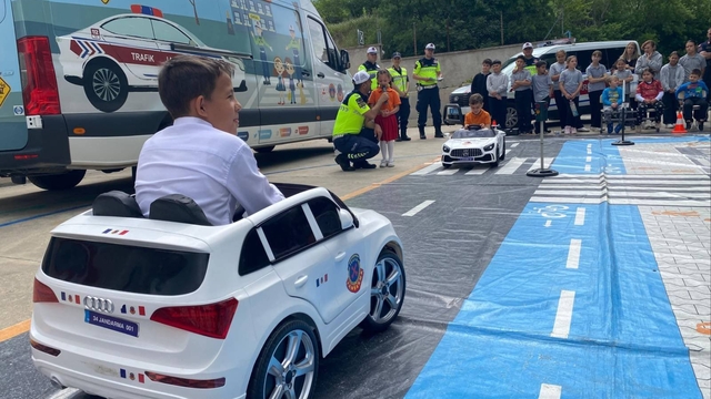 Üsküplü minik öğrenciler trafik güvenliğini jandarmadan öğrendi - Kırklareli Haberleri