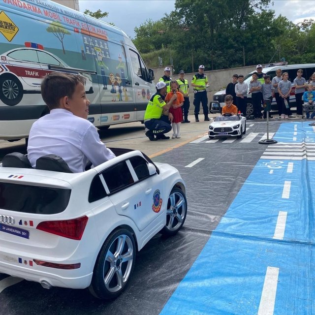 Üsküplü minik öğrenciler trafik güvenliğini jandarmadan öğrendi