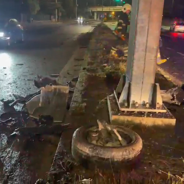 Refüje çarpan otomobilin sürücüsü yaralandı