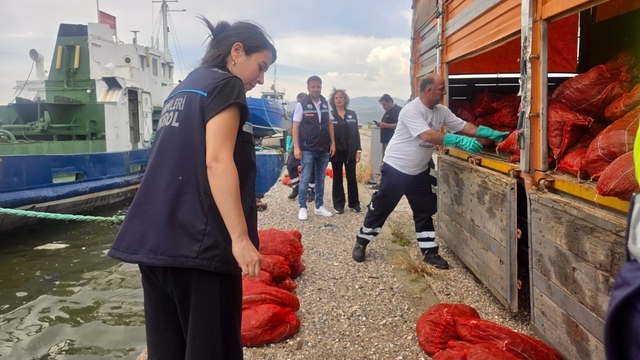 İzmir'de yasa dışı su ürünleri avcılarına ağır darbe: 7 ton kaçak midye ele geçirildi
