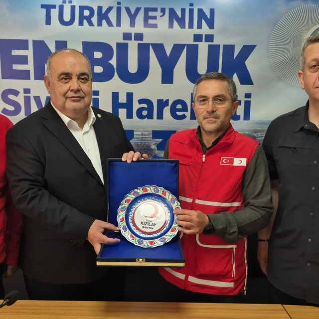 Bartın protokolü kurban bağışını Kızılay'a yaptı