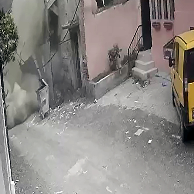 Adana'da 3 katlı metruk bina çöktü; o anlar kamerada