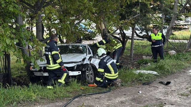 Burdur'da kontrolden çıkan otomobil ağaca çarptı
