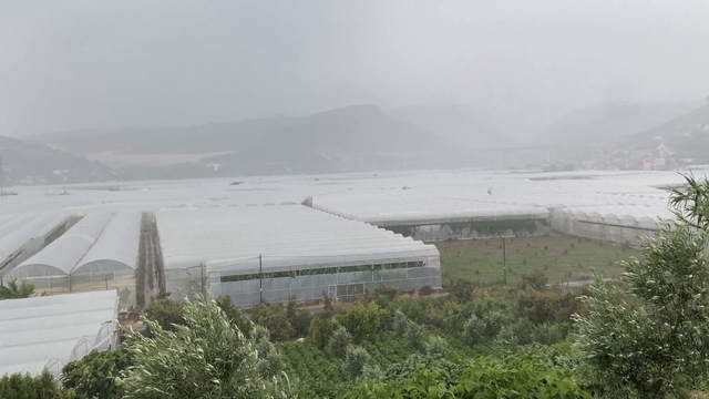 Mersin'de meteorolojinin uyarısı sonrası yağış etkili oluyor