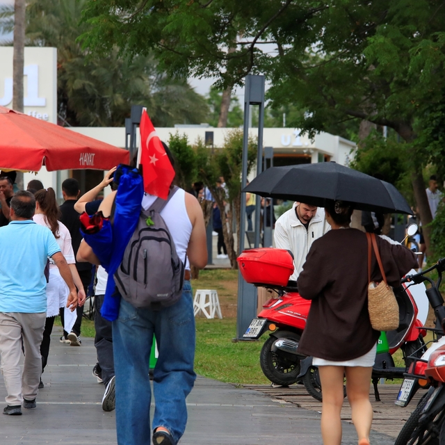 Antalya 2 saat arayla iki farklı mevsim yaşadı