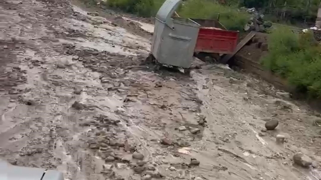 Yozgat'ta sel sonrası yollar temizlendi