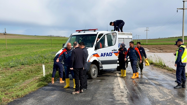 Kırşehir'de şiddetli sağanak; Tarım arazileri ve yollar göle döndü
