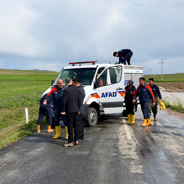 Kırşehir'de şiddetli sağanak; Tarım arazileri ve yollar göle döndü