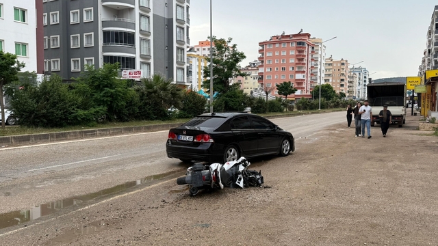 Motosiklet, hafif ticari araç ve otomobilin çarpıştığı kazada 2 kişi yaralandı