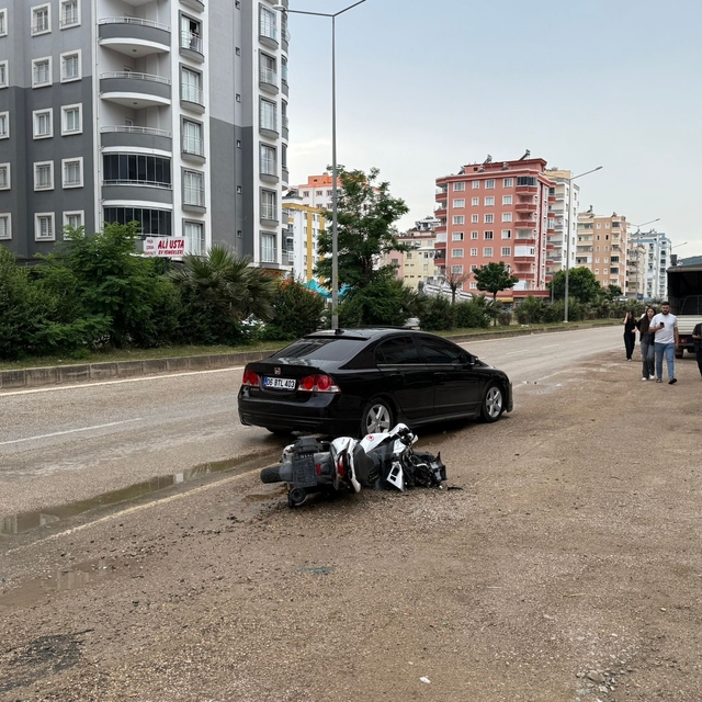 Motosiklet, hafif ticari araç ve otomobilin çarpıştığı kazada 2 kişi yarala...