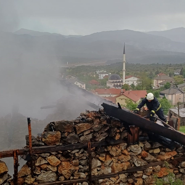Antalya'da 110 yıllık düğmeli ev yangında küle döndü