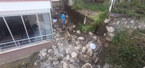 Amasya'da 5 katlı binanın istinat duvarı çöktü