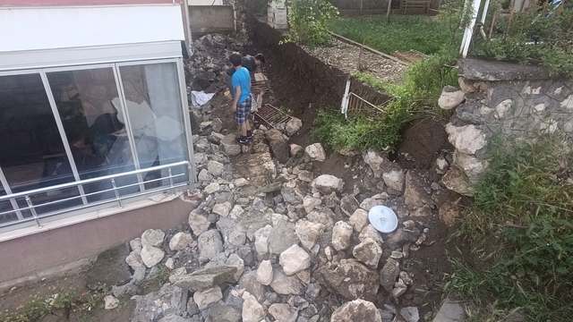 Amasya'da 5 katlı binanın istinat duvarı çöktü