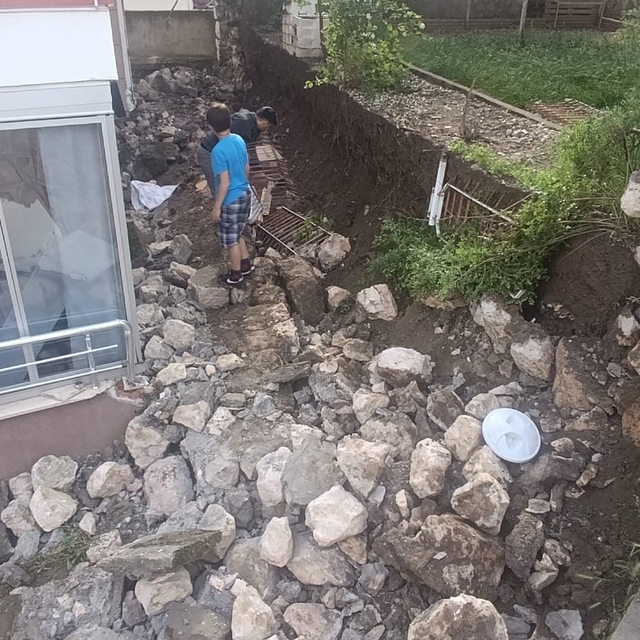 Amasya'da 5 katlı binanın istinat duvarı çöktü
