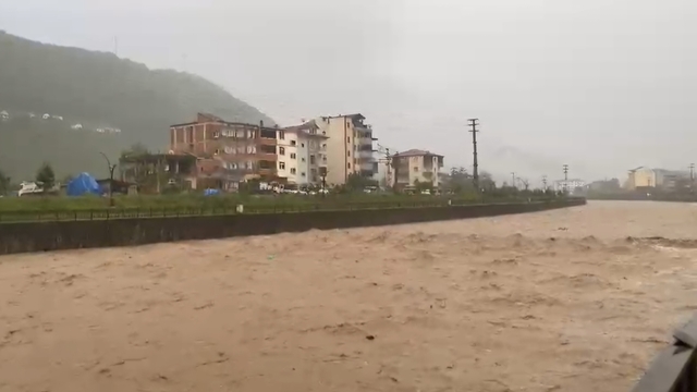 Trabzon'un Araklı ilçesinde şiddetli yağış
İlçenin iç kesimlerindeki bir çok mahallede yollar ulaşıma kapandı
Birlik mahallesinde bir ev boşaltıldı, bir kamyonet zarar gördü, Karadere Deresi'nde su seviyesi yükseldi