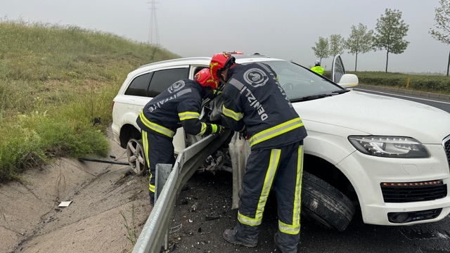 Denizli'de bariyere saplanan otomobilin sürücüsü öldü