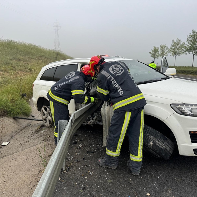 Denizli'de bariyere saplanan otomobilin sürücüsü öldü