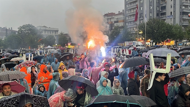 Çorum FK taraftarları final maçını yağmur altında izledi