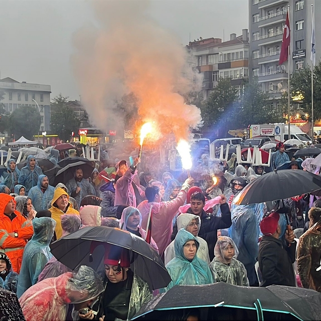 Çorum FK taraftarları final maçını yağmur altında izledi