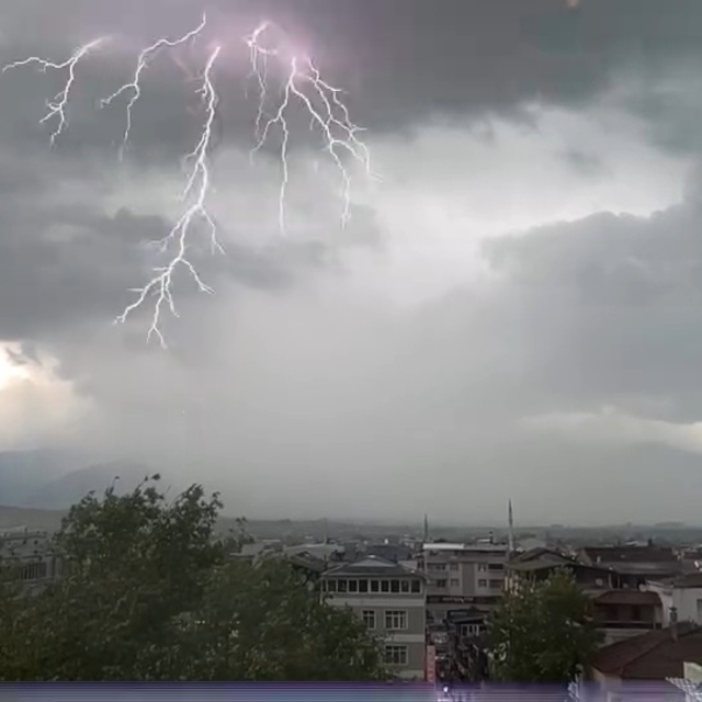 Tokat'ta peş peşe düşen yıldırımlar kameraya yansıdı
