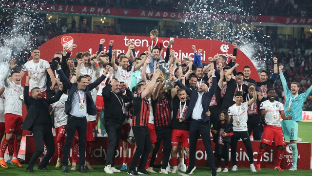 Trendyol 1. Lig play-off şampiyonu Çorum FK kupasına kavuştu
