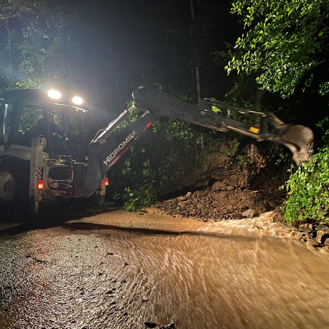 Araklı ilçesinde şiddetli yağış sonrası kapanan yollar açılıyor