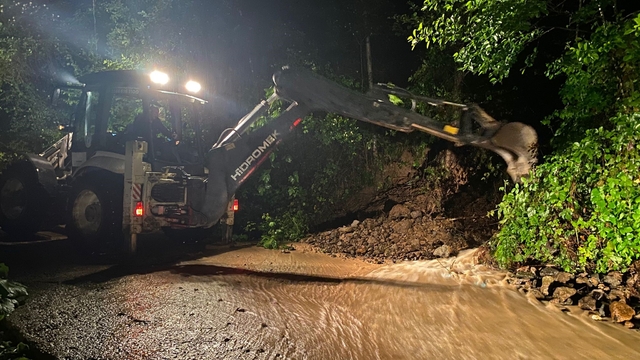 Araklı ilçesinde şiddetli yağış sonrası kapanan yollar açılıyor
