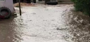 Amasya'da şiddetli yağmur köy yollarını dereye çevirdi