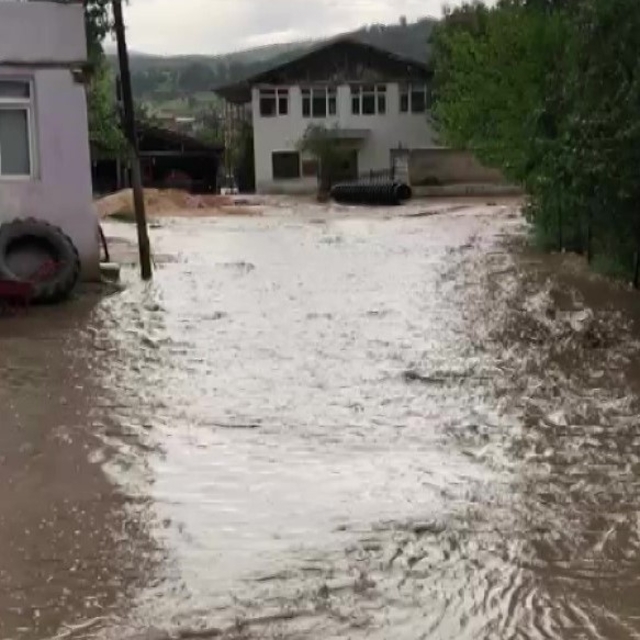 Amasya'da şiddetli yağmur köy yollarını dereye çevirdi