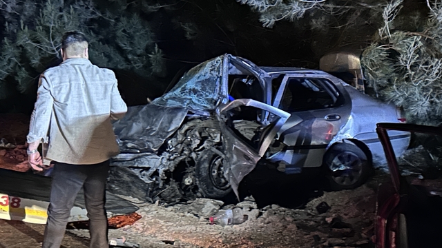 Adana'da iki otomobil çarpıştı: 2 ölü, 3 yaralı