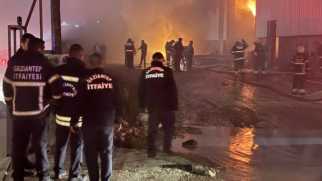 Gaziantep'te mobilya fabrikasında yangın
Ekiplerin müdahalesi sürüyor